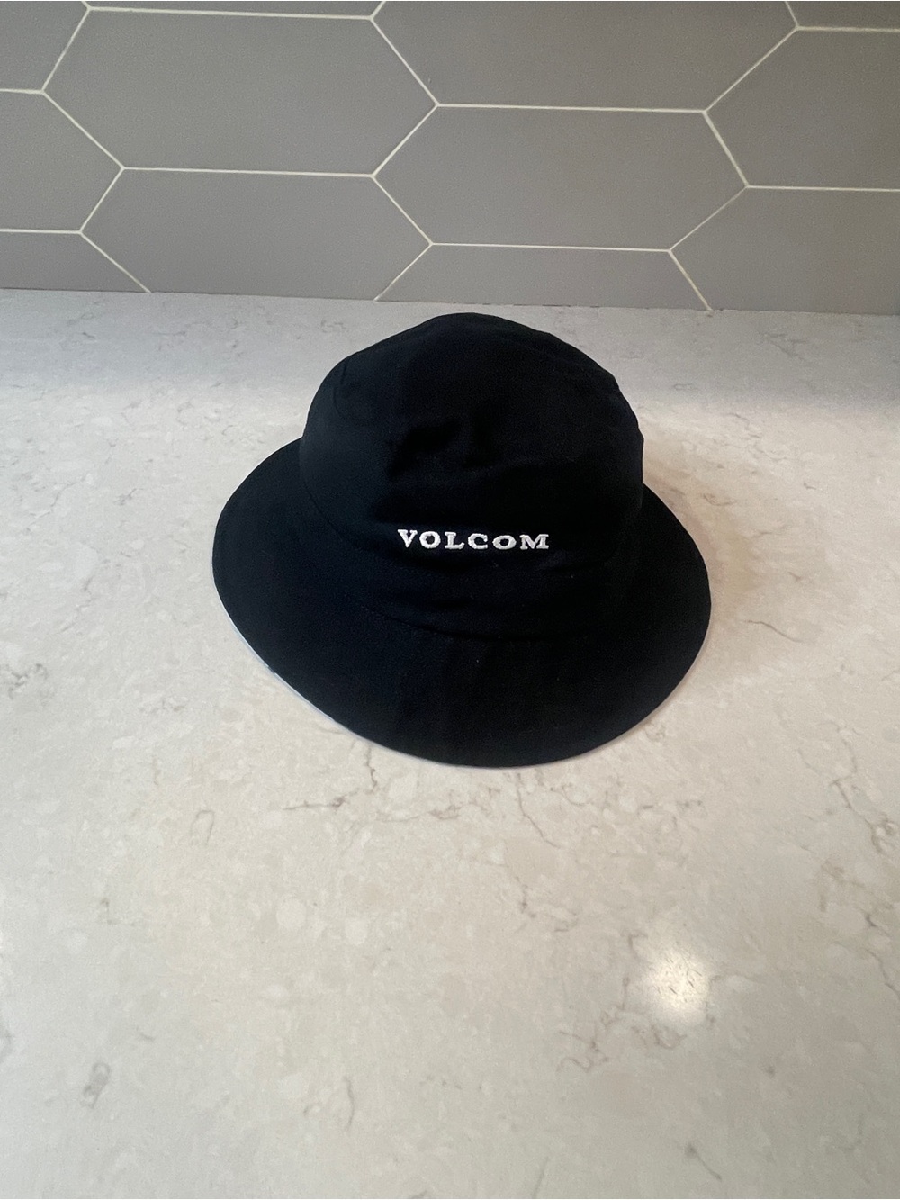 Volcom Reversible Black Bucket Hat‎ w/ White Logo / Tie Dye Black & Yellow Small